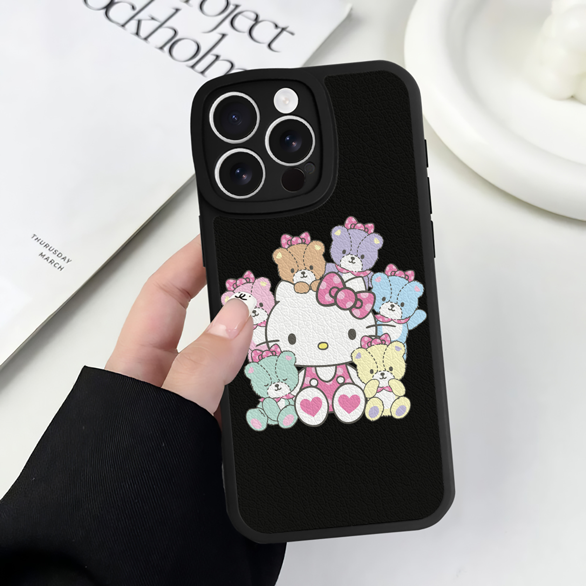 （画像用） Hello Kitty ハローキティ 【iPhone 16シリーズ対応】シリコンスマホケース（レザー調） 材質：シリコン
